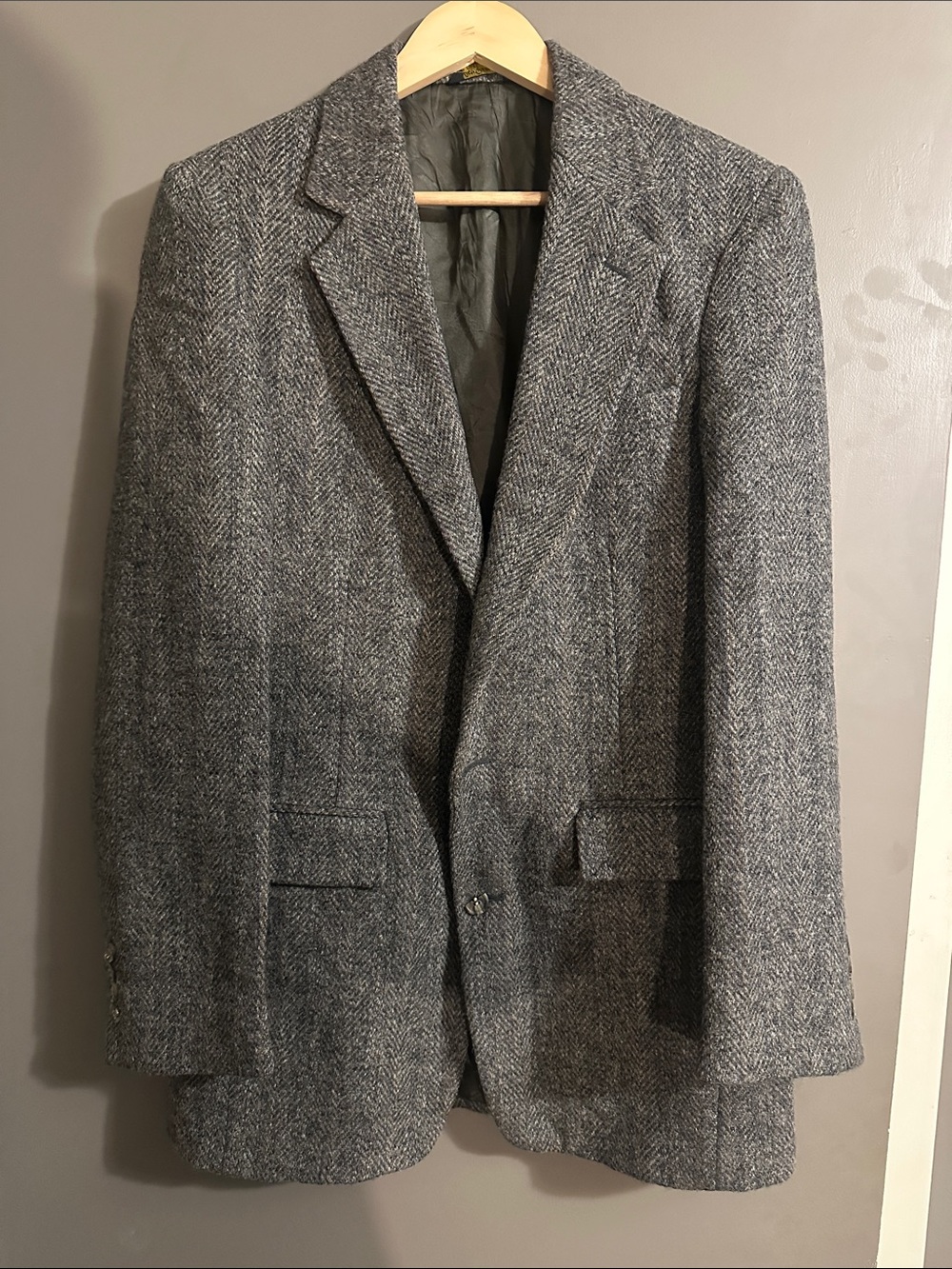 Men's Herringbone Sport Coat in Charcoal Gray
